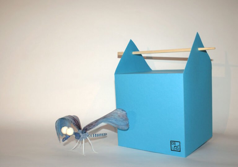 Zanzara blu, box, Collezione privata, Firenze, 2023